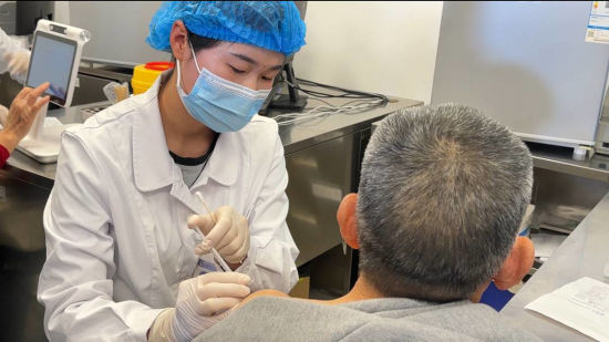 正在接種新冠XBB三價疫苗的群眾 正在接種新冠XBB三價疫苗的群眾