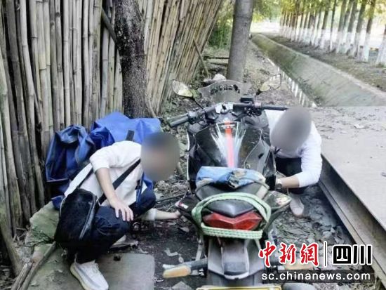 民警查看被盜電瓶車。 什邡市公安局供圖 民警查看被盜電瓶車。 什邡市公安局供圖