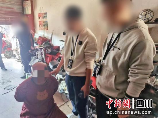 民警抓獲嫌疑人。 什邡市公安局供圖 民警抓獲嫌疑人。 什邡市公安局供圖