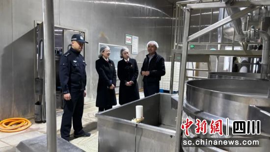 駐鎮(zhèn)法官與法庭干警查看生產(chǎn)線。 什邡市人民法院供圖 駐鎮(zhèn)法官與法庭干警查看生產(chǎn)線。 什邡市人民法院供圖