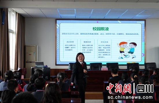 “送法進校園”活動現場。沿灘融媒 供圖 “送法進校園”活動現場。沿灘融媒 供圖