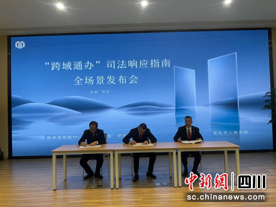 現(xiàn)場(chǎng)簽約。吳平華 攝 現(xiàn)場(chǎng)簽約。吳平華 攝