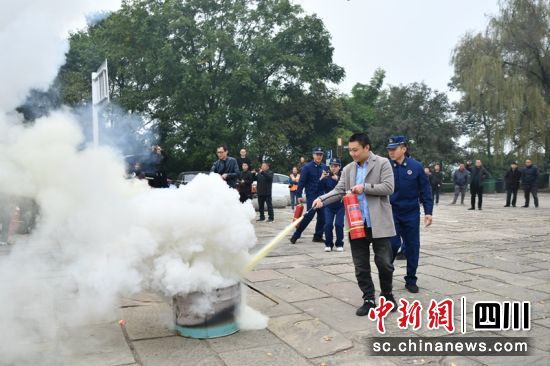 民眾現(xiàn)場參與體驗滅火器正確使用。德陽消防供圖 民眾現(xiàn)場參與體驗滅火器正確使用。德陽消防供圖