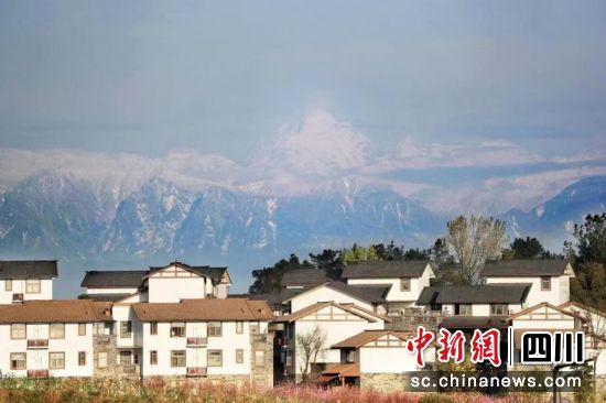圖為雪山映襯下的成都市雙流區民居。劉偉攝 圖為雪山映襯下的成都市雙流區民居。劉偉攝