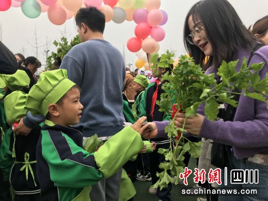 義賣蔬菜。瀘縣融媒體中心供圖 義賣蔬菜。瀘縣融媒體中心供圖