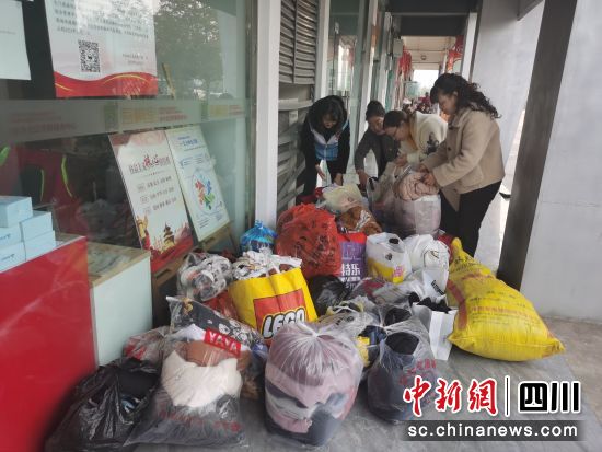 捐贈(zèng)現(xiàn)場(chǎng)。 孝感街道供圖 捐贈(zèng)現(xiàn)場(chǎng)。 孝感街道供圖