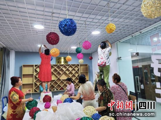 社區開展編織活動。(江陵路社區 供圖) 社區開展編織活動。(江陵路社區 供圖)