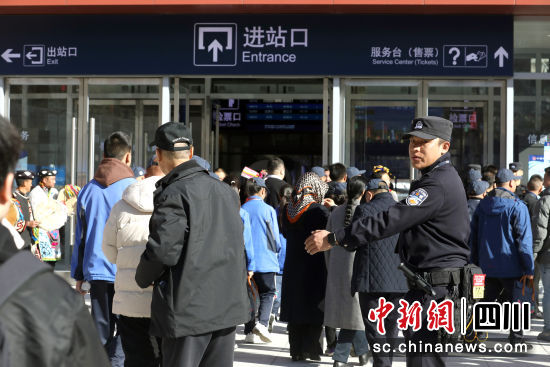 民警在川青鐵路開通儀式現場引導旅客進站。王曉丹 攝 民警在川青鐵路開通儀式現場引導旅客進站。王曉丹 攝