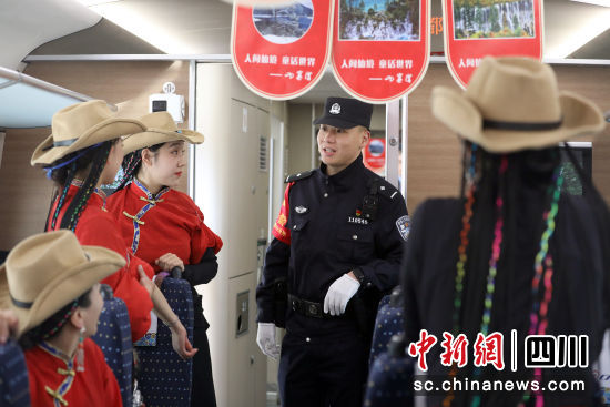 乘警在川青鐵路C6008次首發列車上服務群眾。王曉丹 攝 乘警在川青鐵路C6008次首發列車上服務群眾。王曉丹 攝