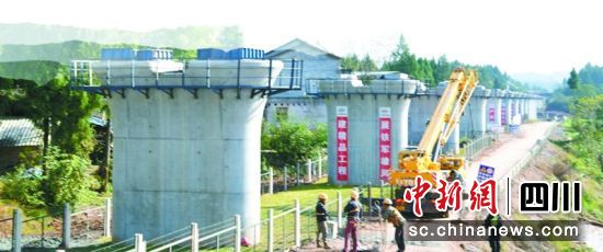 成達(dá)萬(wàn)高鐵跑馬坪特大橋項(xiàng)目建設(shè)現(xiàn)場(chǎng)。彭杰 攝 成達(dá)萬(wàn)高鐵跑馬坪特大橋項(xiàng)目建設(shè)現(xiàn)場(chǎng)。彭杰 攝