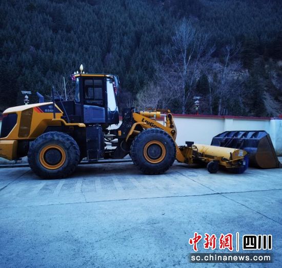 采購新型除雪設(shè)備。壤塘縣委宣傳部 供圖 采購新型除雪設(shè)備。壤塘縣委宣傳部 供圖