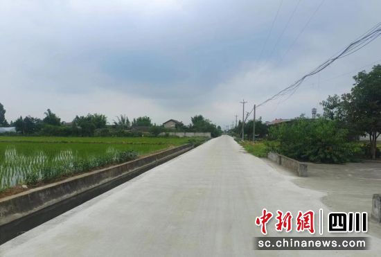 修復之后的路面。 黃許鎮紀委供圖 修復之后的路面。 黃許鎮紀委供圖