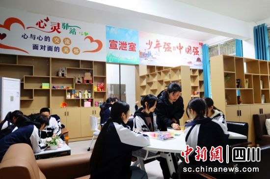 西充縣太平鎮育英中學心理輔導室,孩子們正在上課。 廖桂華 攝 西充縣太平鎮育英中學心理輔導室,孩子們正在上課。 廖桂華 攝