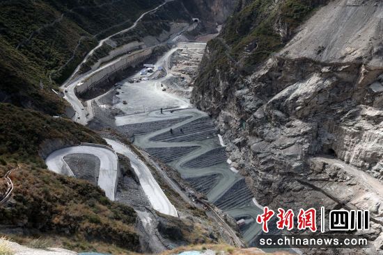 建設中的拉哇水電站。王磊 攝 建設中的拉哇水電站。王磊 攝