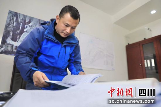 工作中的范雄安。王磊 攝 工作中的范雄安。王磊 攝