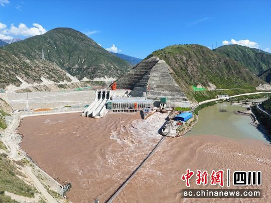 建設中的巴塘水電站。王磊 攝 建設中的巴塘水電站。王磊 攝