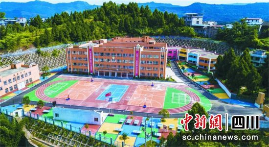 整體搬遷后的營(yíng)山縣老林小學(xué),辦學(xué)條件有了極大改善。曹強(qiáng)攝 整體搬遷后的營(yíng)山縣老林小學(xué),辦學(xué)條件有了極大改善。曹強(qiáng)攝