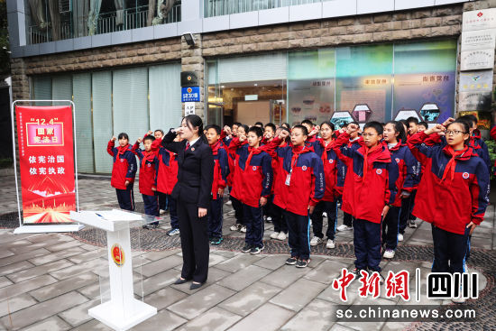 同學們在檢察官的帶領下莊嚴地憲法宣誓。周茜 攝 同學們在檢察官的帶領下莊嚴地憲法宣誓。周茜 攝