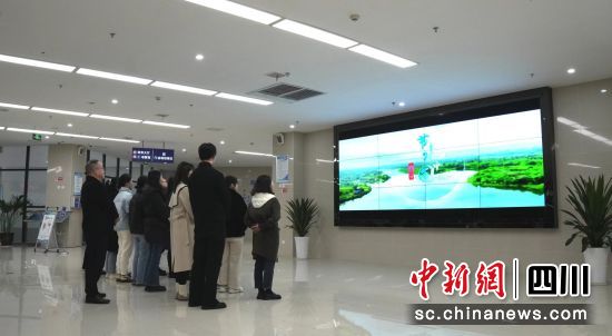 巴中市“節水宣傳進機關”走進恩陽區政務中心。李濟財攝 巴中市“節水宣傳進機關”走進恩陽區政務中心。李濟財攝