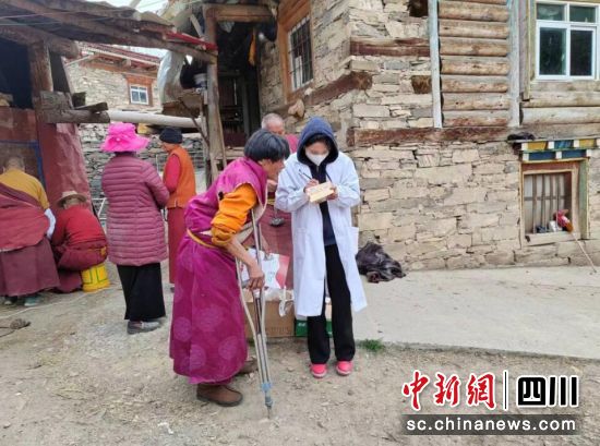 家庭醫生上門服務。壤塘縣委宣傳部 供圖 家庭醫生上門服務。壤塘縣委宣傳部 供圖