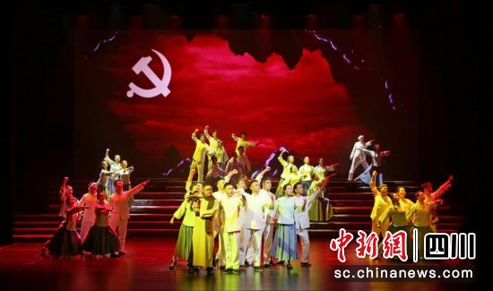 大型曲藝音樂劇《周永開》演出現場。苗勇供圖 大型曲藝音樂劇《周永開》演出現場。苗勇供圖