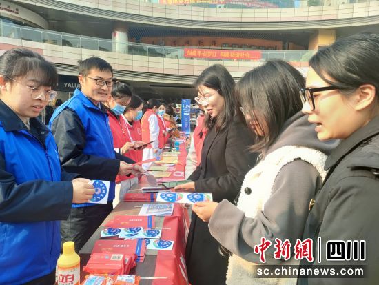 為群眾發放文明實踐宣傳資料。 羅江區委宣傳部供圖 為群眾發放文明實踐宣傳資料。 羅江區委宣傳部供圖