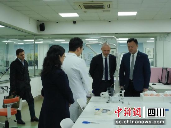 12月5日,莫斯科國立口腔醫(yī)科大學(xué)代表團(tuán)到訪四川大學(xué)華西口腔醫(yī)院。四川大學(xué)華西口腔醫(yī)院 供圖 12月5日,莫斯科國立口腔醫(yī)科大學(xué)代表團(tuán)到訪四川大學(xué)華西口腔醫(yī)院。四川大學(xué)華西口腔醫(yī)院 供圖