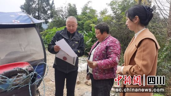核算收購(gòu)金額。 梓潼縣融媒體中心供圖 核算收購(gòu)金額。 梓潼縣融媒體中心供圖