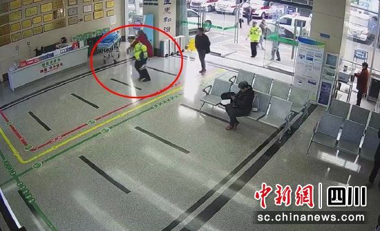 交警將傷者及時送醫。沿灘交警 供圖 交警將傷者及時送醫。沿灘交警 供圖