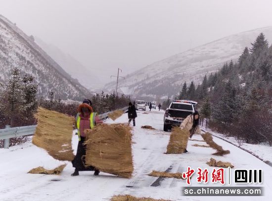 冰雪護路人。壤塘縣委宣傳部 供圖 冰雪護路人。壤塘縣委宣傳部 供圖