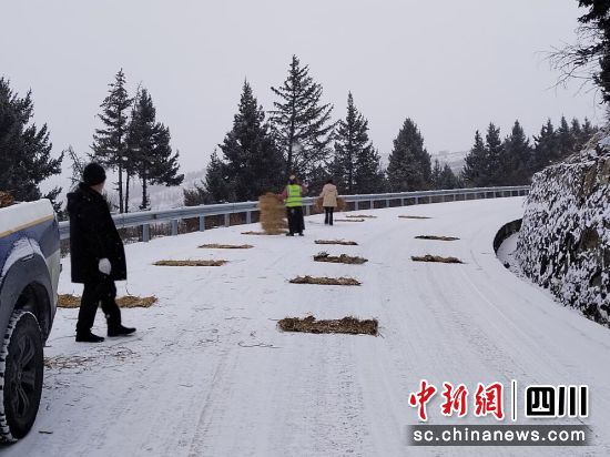 冰雪護路人。壤塘縣委宣傳部 供圖 冰雪護路人。壤塘縣委宣傳部 供圖