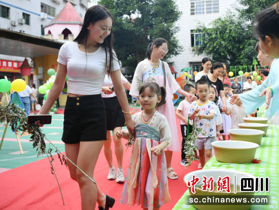 蓬安縣相如幼兒園的孩子們在參加迎端午游園活動。(資料圖)彭圣洲 攝 蓬安縣相如幼兒園的孩子們在參加迎端午游園活動。(資料圖)彭圣洲 攝