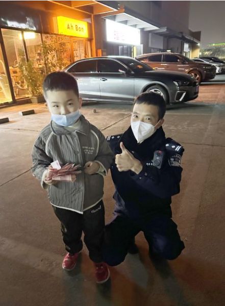 呆萌的趙俊熙卻有著堅(jiān)定的神情——撿到的現(xiàn)金一定要交給警察叔叔 呆萌的趙俊熙卻有著堅(jiān)定的神情——撿到的現(xiàn)金一定要交給警察叔叔