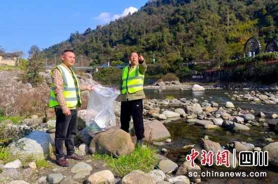馬甲河道管護員清理河道垃圾。汶川縣委宣傳部 供圖 馬甲河道管護員清理河道垃圾。汶川縣委宣傳部 供圖