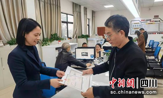 業主領到企業新證。沿灘融媒 供圖 業主領到企業新證。沿灘融媒 供圖