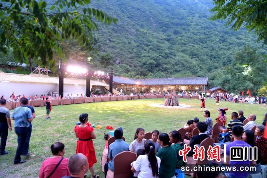大禹農(nóng)莊篝火晚會。汶川縣委宣傳部供圖 大禹農(nóng)莊篝火晚會。汶川縣委宣傳部供圖
