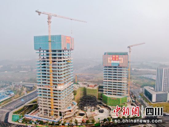 成都智媒體城建設項目(V-14地塊)主體封頂。(成都建工集團供圖) 成都智媒體城建設項目(V-14地塊)主體封頂。(成都建工集團供圖)