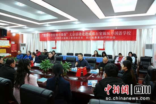 “青少年脊柱側(cè)彎篩查”義診活動啟動儀式現(xiàn)場。鐘翔攝 “青少年脊柱側(cè)彎篩查”義診活動啟動儀式現(xiàn)場。鐘翔攝