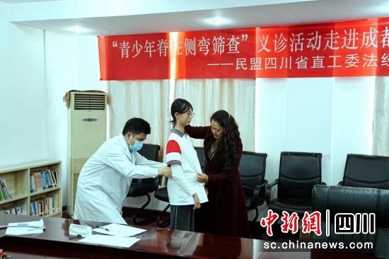 與會嘉賓及專家合影。鐘翔攝 與會嘉賓及專家合影。鐘翔攝