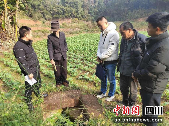 彭光和帶巡察組看他挑水的地方。方鴻 攝 彭光和帶巡察組看他挑水的地方。方鴻 攝