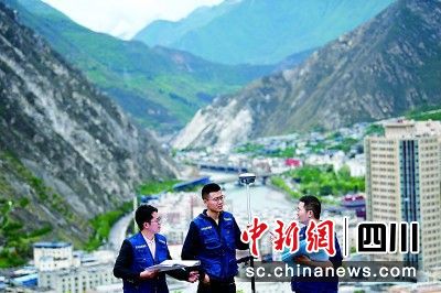 在汶川縣周邊山頂,汶川縣自然資源局的孫玉貴(右)、黎雨松(中)、陳艷輝(左)對汶川縣的生態修復技術要點進行探討。他們三人均為碩士研究生學歷。汶川縣委宣傳部 供圖 在汶川縣周邊山頂,汶川縣自然資源局的孫玉貴(右)、黎雨松(中)、陳艷輝(左)對汶川縣的生態修復技術要點進行探討。他們三人均為碩士研究生學歷。汶川縣委宣傳部 供圖