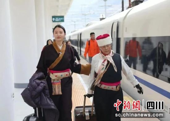 為乘客提供暖心服務。松潘縣委組織部 供圖 為乘客提供暖心服務。松潘縣委組織部 供圖