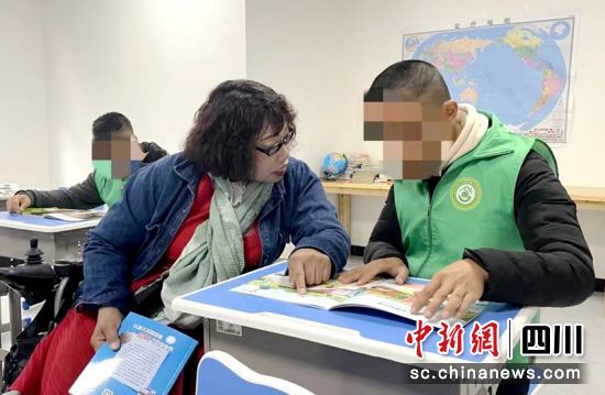 青神縣殘疾人托養中心工作人員輔導殘疾人。青神融媒供圖 青神縣殘疾人托養中心工作人員輔導殘疾人。青神融媒供圖