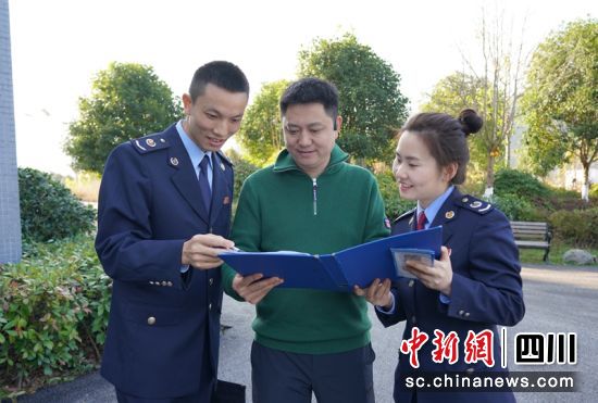 通江縣稅務局“稅費政策宣傳團”上門開展政策專項解讀和輔導。四川稅務供圖 通江縣稅務局“稅費政策宣傳團”上門開展政策專項解讀和輔導。四川稅務供圖