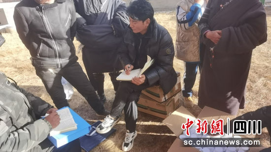 正在一線了解情況。簡陽市委宣傳部 供圖 正在一線了解情況。簡陽市委宣傳部 供圖