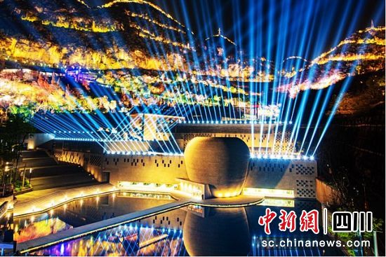 郎酒莊園燈光秀。瀘州市文化廣播電視和旅游局供圖 郎酒莊園燈光秀。瀘州市文化廣播電視和旅游局供圖