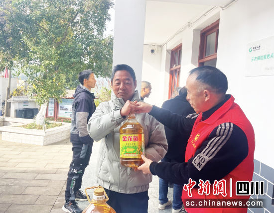 廣元市利州區(qū)萬緣街道萬和村的居民通過文明積分兌換生活物品。陳昕 攝 廣元市利州區(qū)萬緣街道萬和村的居民通過文明積分兌換生活物品。陳昕 攝