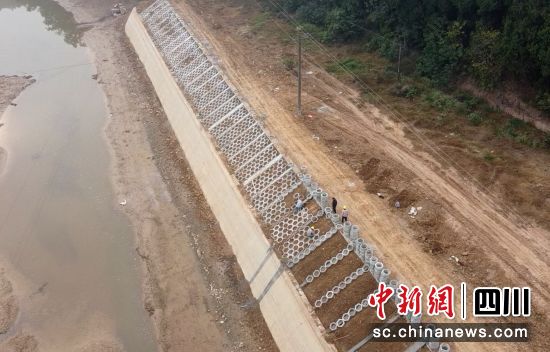 蘆溪河道護坡修建現場。 三臺縣委宣傳部供圖 蘆溪河道護坡修建現場。 三臺縣委宣傳部供圖