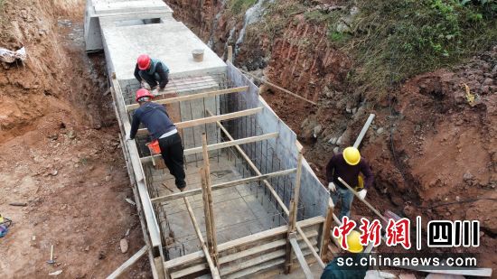 團結水庫支渠修建現場。 三臺縣委宣傳部供圖 團結水庫支渠修建現場。 三臺縣委宣傳部供圖