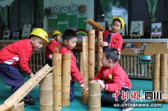 幼兒園小朋友在搭建竹橋。劉龍泉攝 幼兒園小朋友在搭建竹橋。劉龍泉攝